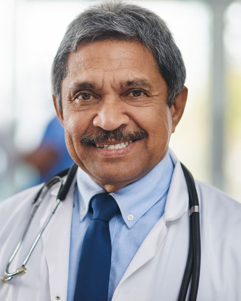 Retrato del Dr. Emiliano Cárdenas Rosaldo, médico internista, con bata blanca y estetoscopio.